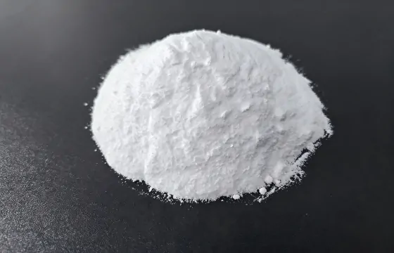黑色背景上一堆亚硫酸氢钠白色粉末